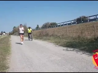 Cyclist Fucks Running Girl (AMATEUR SEX IN PUBLIC)