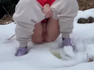 Girl Pissing in the Snow, Pee in Public