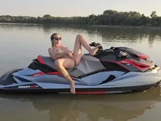 Pussyplay on Jetski