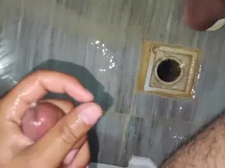 سکس ایرانی توی حمام اول با کیر پسره بازی میکنه و بعد میزاره توی دهنش و میک میزنه