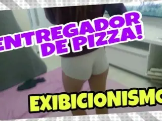 Provocando o Entregador De Pizza Exibicionismo Corno no Banheiro