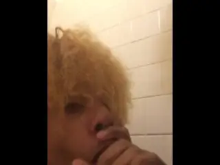 Sucking that Dick Inah Showerrr