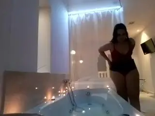 Teen Española Nikki Litte Tragando Leche En La Bañera y Fetiche De Las Velas