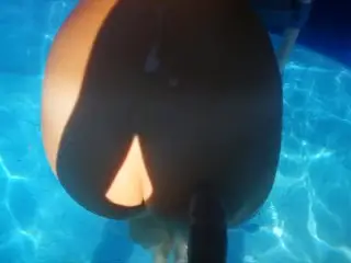 Quick Fuck and Cum on Ass IN PUBLIC SWIMMING POOL ! Amanda Stark #sex365