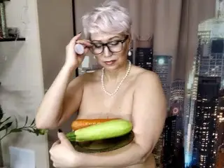 MILF Secretary with Zucchini and Carrots in Wet Mature Cunt... Vaginal Testing of a Mature Slutty ))