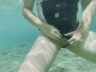 Jolie Femme à La Plage Publique me Montre SA Chatte et Ses Seins Dans L'eau