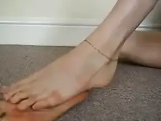 MILF shows off her long sexy feet and juicy toes