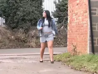 BBW Pissing Outside