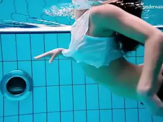 Alla Birtakik shows hot pussy underwater