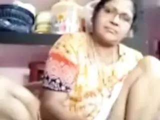 TIRUNELVELI TAMIL DELPHINE AUNTY SHOWING PUSSY HOLE