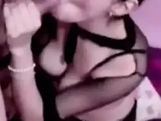 Esposa puta infiel en ligueros y medias negras chupando pito