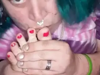 Blue haired bbw foot worshiping herself