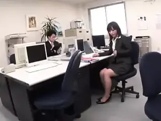 Office girl masturbates in on the toilet on her break