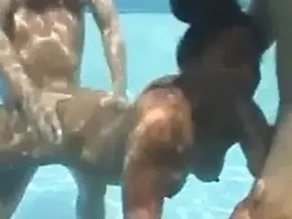 Fudendo com 2 machos na piscina