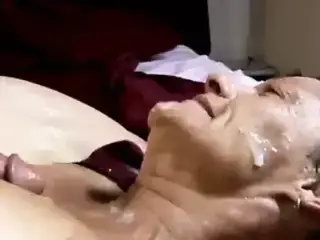 Skanky old spunker enjoys a sticky facial cumshot