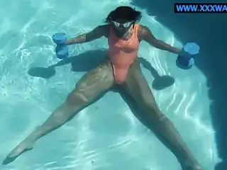 Micha Gantelkina does naked work out in the water