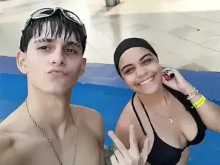 STEPBROTHER COUPLE RECORD THEMSELVES FUCKING BUT BEFORE THAT THEY ARE GOING TO TAKE SOME PICTURES IN THE POOL - HOMEMADE PORN IN SPANISH