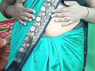 Indian curvy girl pissing in a pot and spread her pussy