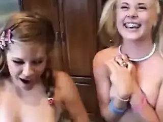 Lesbo teens licking pussy in giggly threesome