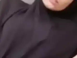 Hijabi girl rubbing pussy on webcam