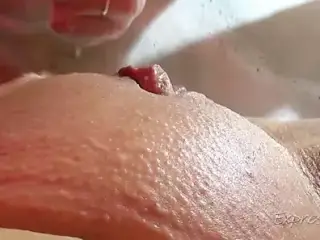 Close up Cunnilingus and Piss into mouth in Bathtub