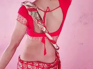 Desi bhabhi saree pahankar cycle chala rahi thi tabhi usake sasur ne dekha or chod diya