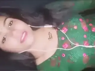 Bangladeshi sexy girl showing her boobs on live video