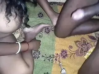 Subah ke time bhabhi ki chudai karte waqt uski beti uth Gai Nahin to bhabhi ki gand maarta