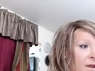 Another sexy webcam milf solo
