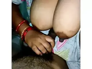 Bhabi ne meri muthi maar di boobs dikhake