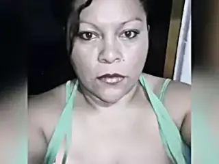 Madura puta mexicana hablando con su amiga por whatsapp
