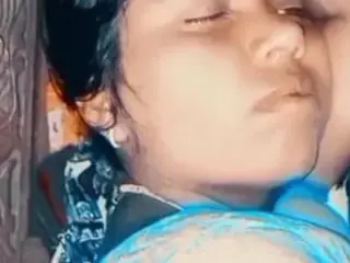 Soma bhabhi ne chote debor ke bara ko chus chus ke lal kor diya