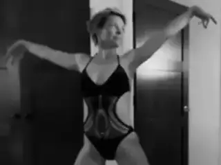 Evangeline Lilly – super sexy bikini dance